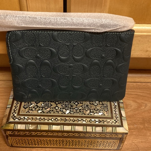 Coach Q/B Forest leather wristlet. NWT - Picture 2 of 6